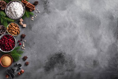 Noel kış pişirme arka planı kranberris, fındık, gıda malzemeleri ve mevsimlik baharatlar, fotokopi alanı. Kış tatili için Noel kurabiyeleri pişiriyorum..