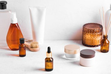 Güzellik kozmetik ürünleri beyaz banyoda, seçici odaklanma. Kavanozlar, serum düşürücüler ve şişeler. Spa, günlük doğal cilt bakımı rutin kavramı.