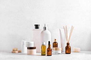 Beyaz banyo arka planında güzellik kozmetik ürünleri, seçici odaklanma. Kavanozlar, damlalar ve şişeler. Spa, günlük doğal cilt bakımı rutin kavramı.