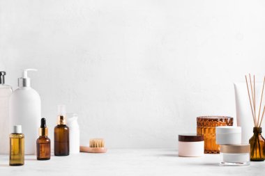 Beyaz banyo arka planında güzellik kozmetik ürünleri, kopyalama alanı. Kavanozlar, damlalar ve şişeler. Spa, günlük doğal cilt bakımı rutin kavramı.