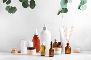 Beyaz banyo arka planında güzellik kozmetik ürünleri, seçici odaklanma. Kavanozlar, damlalar ve şişeler. Spa, günlük doğal cilt bakımı rutin kavramı.