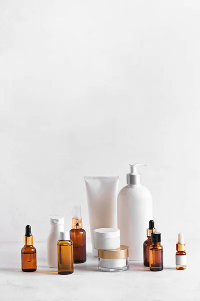 Produtos Beleza Skincare Mesa Branca Variedade Garrafas Cosméticos Cosmetologia Saudável — Fotografia de Stock