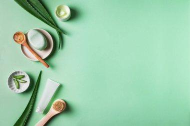 Aloe vera bitki yaprakları, jel, yeşile cilt bakım ürünleri, üst görünüm, kopyalama alanı. Yüz ve vücut bakımı için doğal organik aloe vera kozmetik.