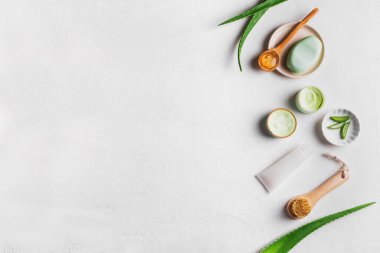 Aloe vera bitki yaprakları, jel, beyaz cilt bakım ürünleri, üst görünüm, kopyalama alanı. Yüz, saç ve vücut bakımı için doğal organik aloe vera kozmetik.