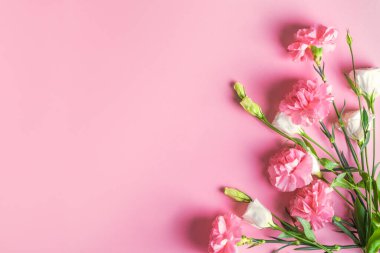 Pembe gül, şakayık, karanfil ve pembe pastel arka planda beyaz çiçek kompozisyonu, yaratıcı düz döşeme, kopyalama alanı. Bahçe gülleri, ilkbahar yazı çiçek tasarımı konsepti.