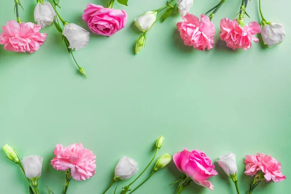 Rosa Ros Pioner Och Nejlika Och Vita Blommor Ram Grön Stockfoto