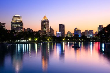 modern iş alanı alacakaranlıkta Bangkok, Tayland