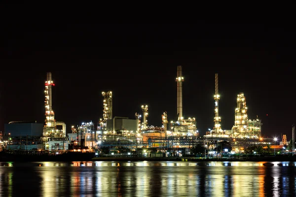 Ölraffinerie bei Nacht mit Reflexion — Stockfoto