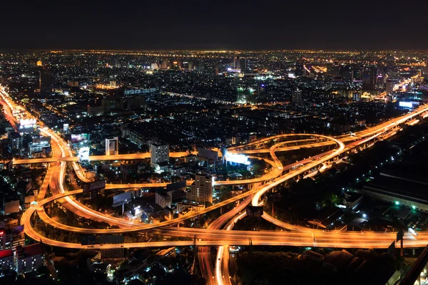 Snelweg in het centrum bij nacht bangkok, thailand — Stockfoto