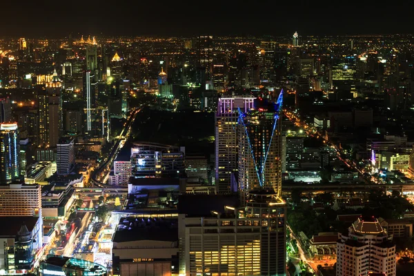 在夜间的曼谷市中心和业务区 — 图库照片