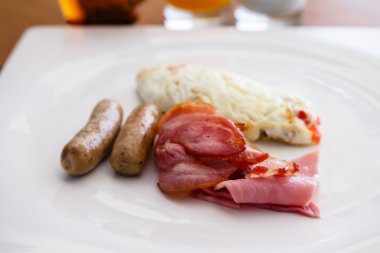 kahvaltı tabağı dahil beyaz yumurta omellete pastırma ve sucuk