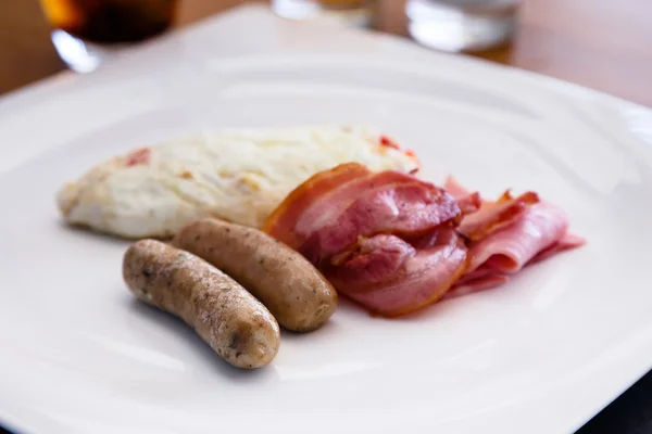 Snídani jídlo patří bílé vajíčko Vaječná omeleta slaninou a klobásou — Stock fotografie