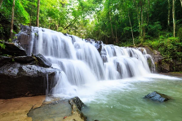 Cachoeira no Parque Nacional Namtok Samlan, Saraburi, Tailândia — Fotografia de Stock