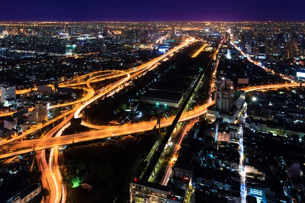Snelweg in het centrum bij nacht bangkok, thailand — Stockfoto