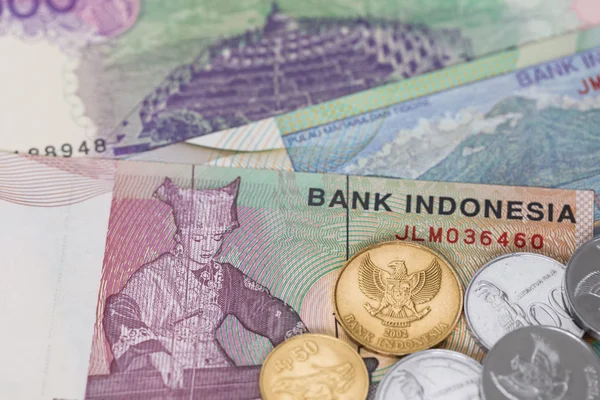 Banconote e monete in rupie di denaro indonesiano primo piano — Foto Stock