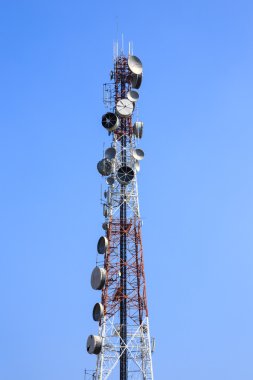 Mavi gökyüzü ile kulesini