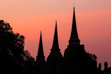 Pagoda wat phra sri sanphet tapınağında alacakaranlık, ayutthaya, inci