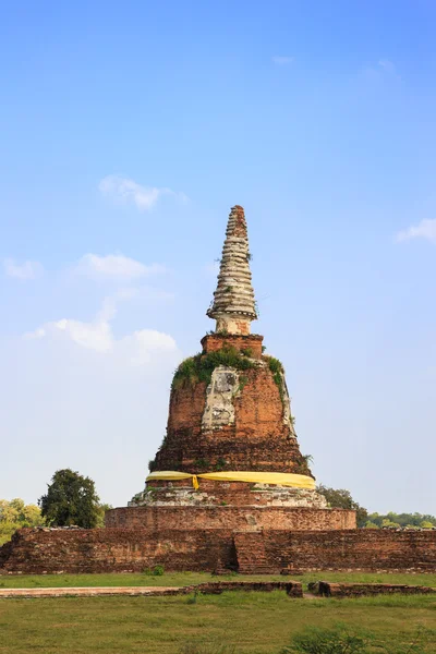 Um pagode antigo em um campo, Ayutthaya, Tailândia — Fotografia de Stock
