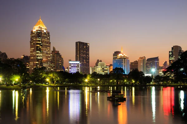 Área de negocios moderna en Crepúsculo en Bangkok, Tailandia — Foto de Stock