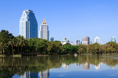 iş bölgesi cityscape mavi gökyüzü ile bir park
