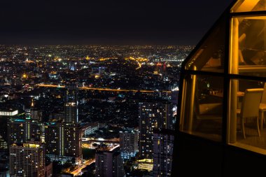 kulenin üst Restoran güzel şehir geceleri göz ardı