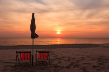 İki oturaklı, Tayland hua hin plajda güneşin doğuşunu