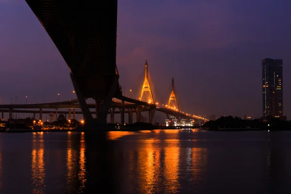 Gran puente sobre el río Chao Phraya en el crepúsculo — Foto de Stock