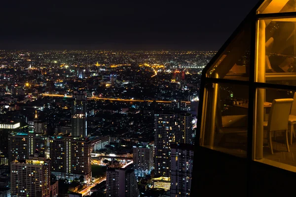 Restaurant op de top van de toren kijken uit op de mooie stad bij nacht — Stockfoto