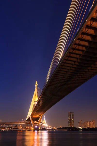 Gran puente sobre el río Chao Phraya en el crepúsculo — Foto de Stock