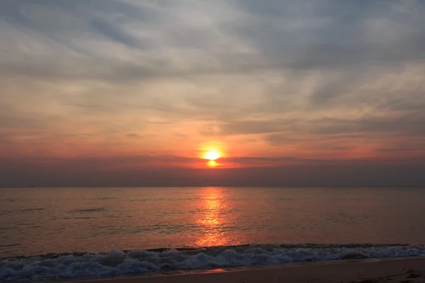 Salida del sol en la playa de Hua-Hin, Tailandia — Foto de Stock