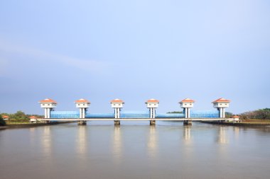 Nehri Barajı sulama ve taşkın kontrolü Tayland için