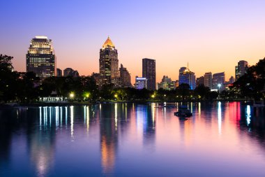 modern iş alanı alacakaranlıkta Bangkok, Tayland