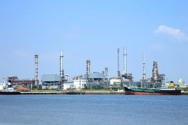 Ölraffinerie mit blauem Himmel am Wasser — Stockfoto