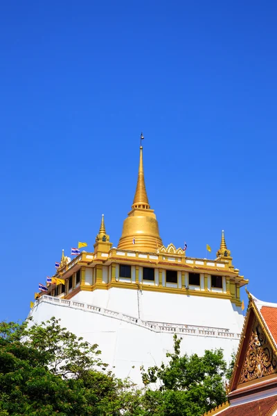 Montagne d'or, une ancienne pagode au temple Wat Saket à Bangko — Photo