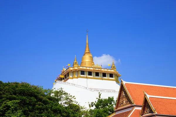 Guld-berg, en gammal pagod på wat saket-templet i bangko — Stockfoto