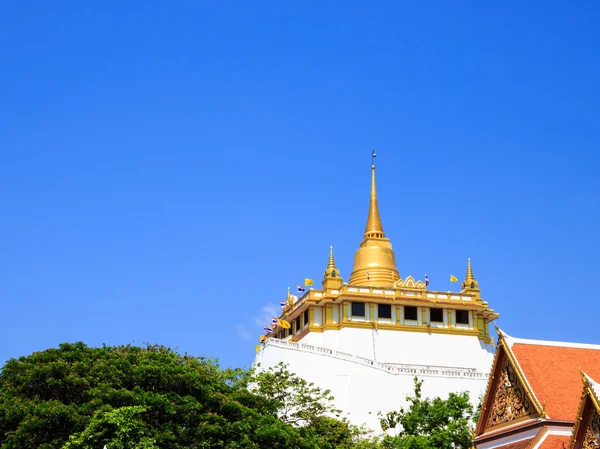 Guld-berg, en gammal pagod på wat saket-templet i bangko — Stockfoto
