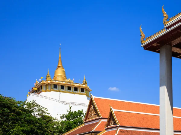 Guld-berg, en gammal pagod på wat saket-templet i bangko — Stockfoto