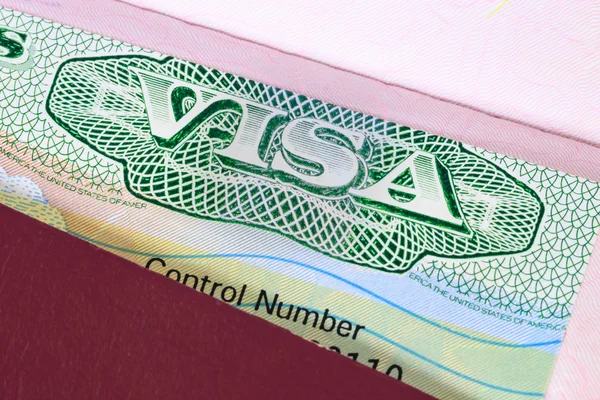 Visto dos EUA em uma macro passaporte — Fotografia de Stock