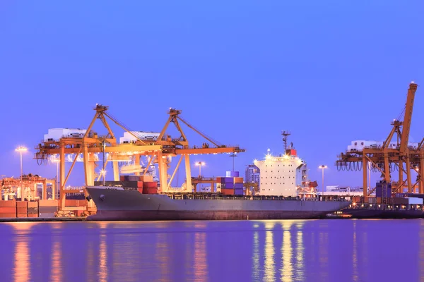 Navio de carga de contentores no crepúsculo do porto — Fotografia de Stock