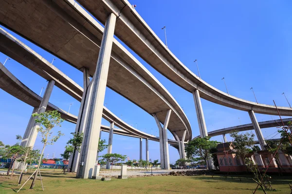 Curve of expressway in Bangkok with blue sky — Stock Photo, Image