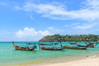 Rawai Plajı 'ndaki geleneksel ahşap tekne kristal berrak su, ünlü turistik yer ve tatil yeri, Phuket, Tayland