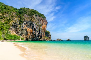 Ao Phra Nang Railay plajı yakınında kristal berrak su ve egzotik kireçtaşı uçurum dağı, Krabi, Tayland
