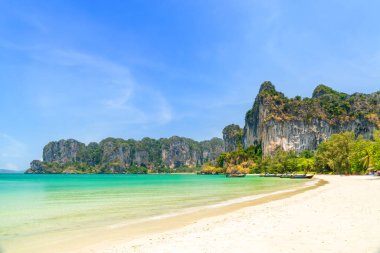 Railay plajı batıda egzotik kireç taşı dağları ve uzun kuyruklu ahşap turist teknesi, Krabi, Tayland