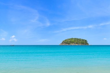 Turkuaz açık mavi denizdeki tropik cennet adası. Kata Plajı, ünlü turizm merkezi ve tatil yeri, Phuket, Tayland