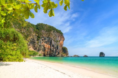 Ao Phra Nang Railay plajı yakınında kristal berrak su ve egzotik kireçtaşı uçurum dağı, Krabi, Tayland