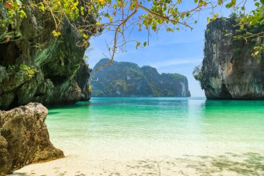 Andaman Denizi 'ndeki Lao Lading Adası' nda kristal zümrüt yeşili deniz, Krabi, Tayland