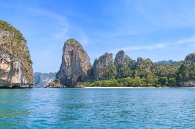 Ao Phra Nang Railay plajı yakınında kristal berrak su ve egzotik kireçtaşı uçurum dağı, Krabi, Tayland