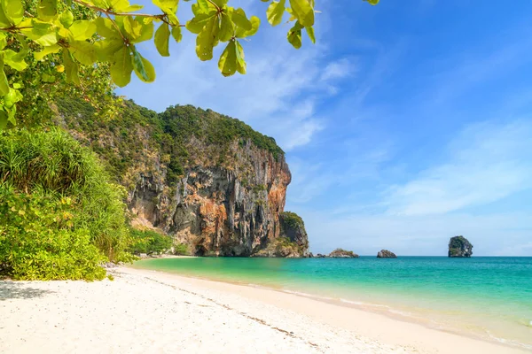 泰国Krabi Phra Nang靠近Railay海滩 水晶般清澈 石灰岩悬崖山奇形怪状 — 图库照片