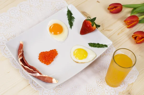 Huevos revueltos, tocino, fresas y sonrisa de desayuno — Foto de Stock