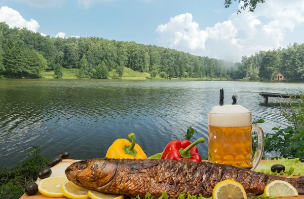 Räucherfisch mit Bier Stockfoto